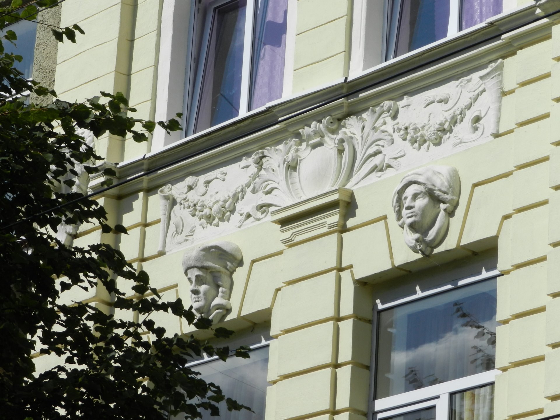 Дом со скульптурой рыцаря