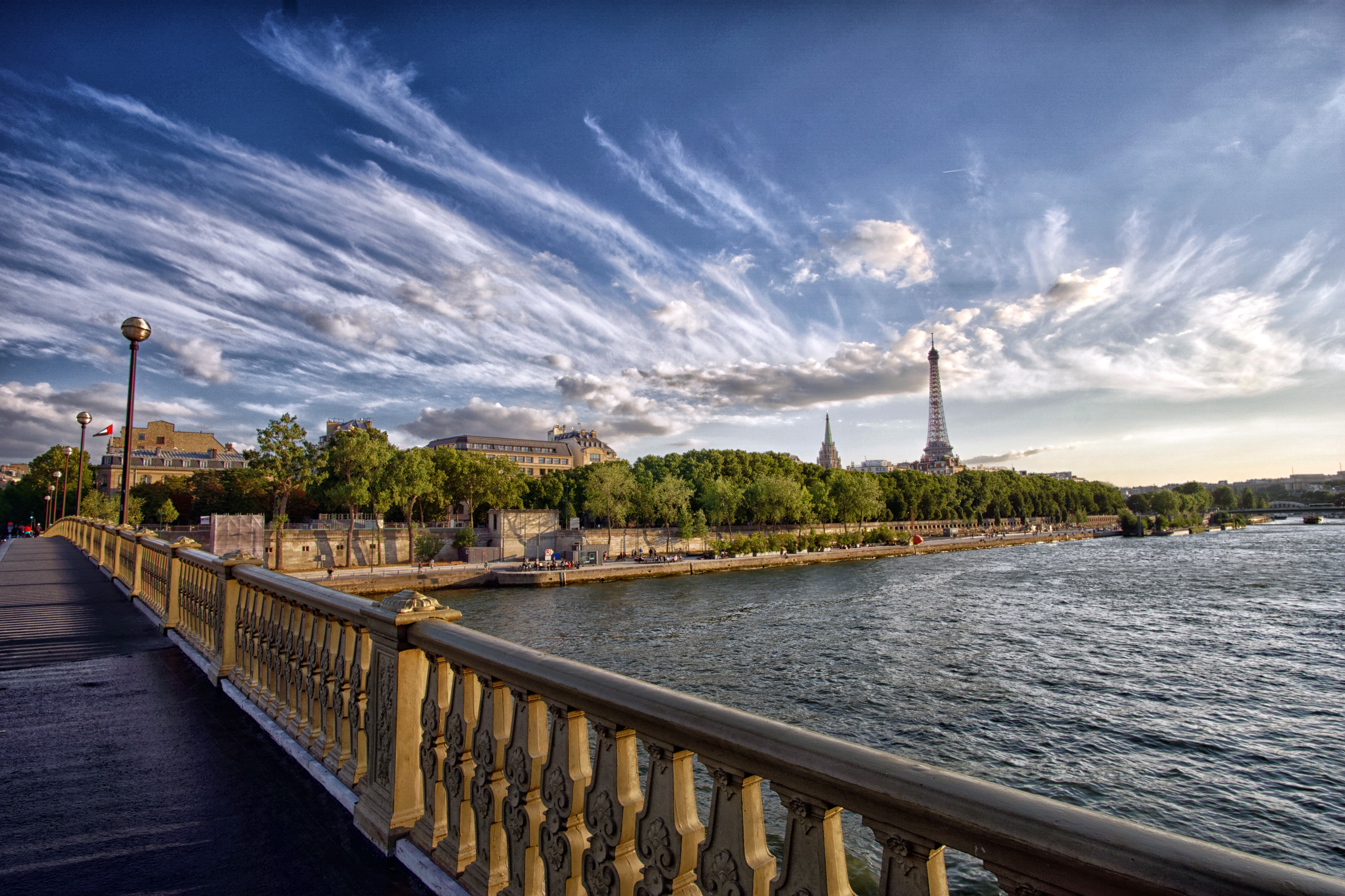 Светлая набережная