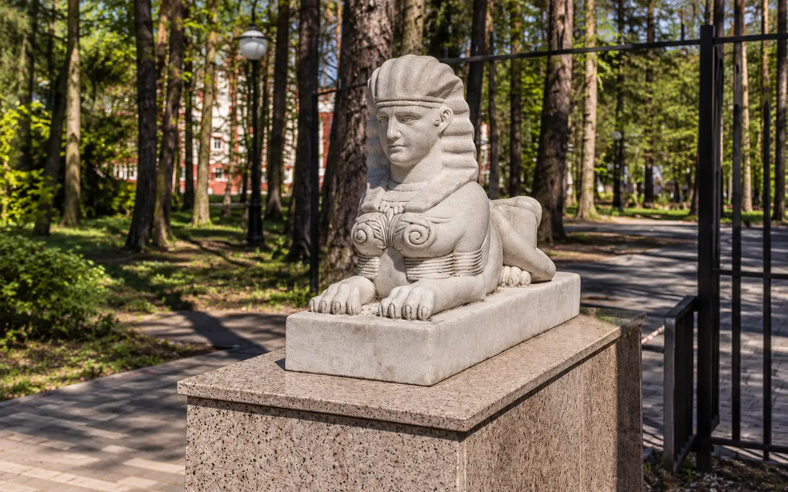 Скульптуры «Сфинксы» у входа в Лиственничный парк