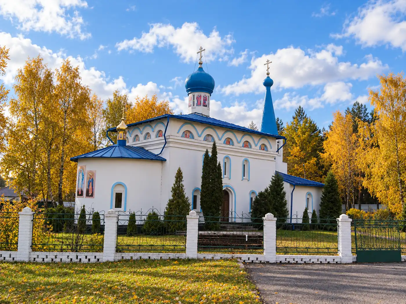 Храм Благовещения Пресвятой Богородицы в Светлом с синими куполами