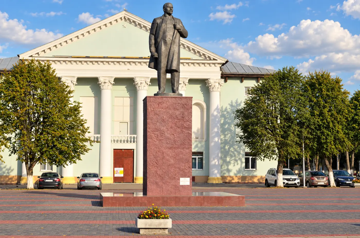 Центральная площадь Светлого: памятник на фоне здания с колоннадой