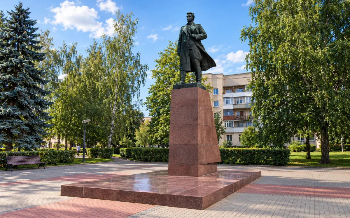 Памятник И. Д. Черняховскому