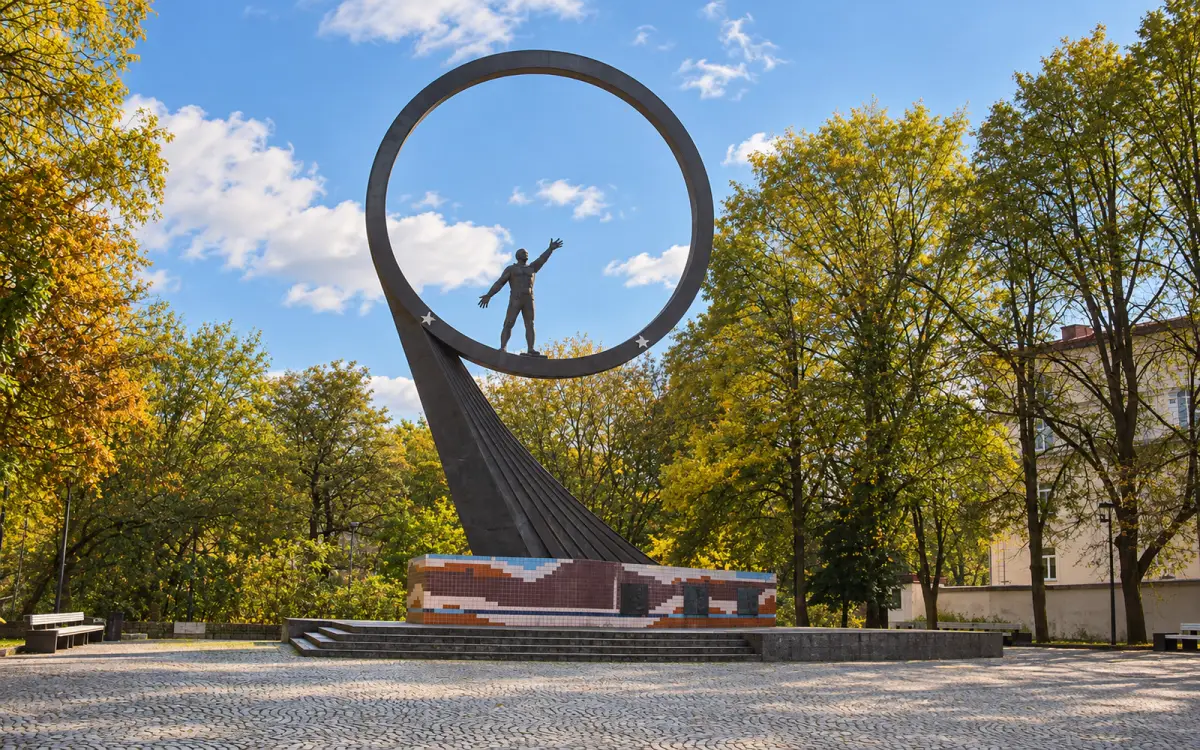 Памятный знак «Землякам-космонавтам»